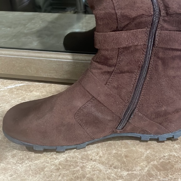 Brown faux suede boots with faux buckles by Shiekh shoes - Picture 10 of 13